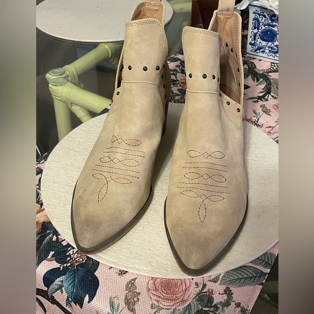 NWOT Stylish Beige Women's Boots